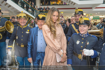 Elle MacPherson PK und Autogrammstunde - Grand Hotel und Lugner City - Mi 27.02.2019 - Elle MACPHERSON, Richard LUGNER mit Blasmusikkapelle82