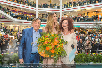 Elle MacPherson PK und Autogrammstunde - Grand Hotel und Lugner City - Mi 27.02.2019 - Elle MACPHERSON, Richard LUGNER, Christina LUGNER86