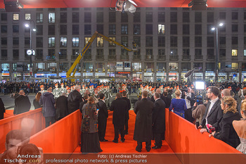 Opernball 2019 - Feststiege - Wiener Staatsoper - Do 28.02.2019 - Blick von innen auf den Red Carpet Blickrichtung Ringstraße, Ka1