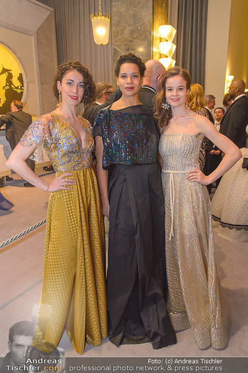 Opernball 2019 - Feststiege - Wiener Staatsoper - Do 28.02.2019 - Alice FIRENZE, Rebecca HORNER, Nina TOLONI24