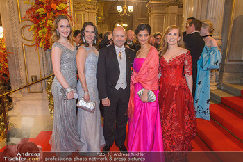 Opernball 2019 - Feststiege - Wiener Staatsoper - Do 28.02.2019 - Maria KÖSTLINGER mit Tochter Melanie HACKL, Alexandra LIEDTKE, 86