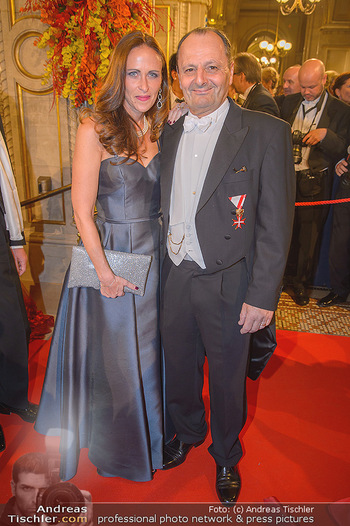 Opernball 2019 - Feststiege - Wiener Staatsoper - Do 28.02.2019 - Burkhard ERNST mit Ehefrau Katharina123