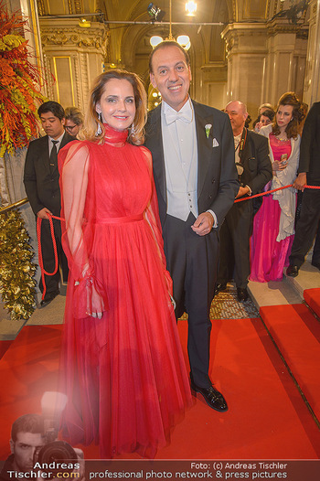 Opernball 2019 - Feststiege - Wiener Staatsoper - Do 28.02.2019 - Susanne HOFFMANN mit Begleiter136