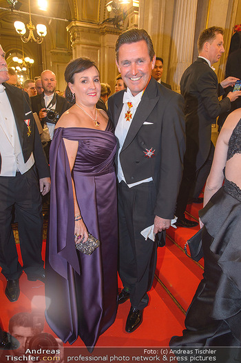 Opernball 2019 - Feststiege - Wiener Staatsoper - Do 28.02.2019 - Peter HANKE mit Ehefrau191