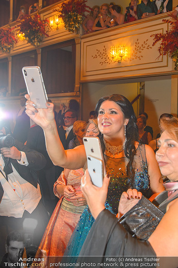 Opernball 2019 - Das Fest - Wiener Staatsoper - Do 28.02.2019 - Anna NETREBKO filmt fotografiert mit Handy130