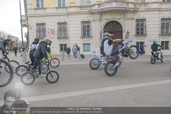 Masters of Dirt meets Bundeskanzler Sebastian Kurz - Bundeskanzleramt, Ballhausplatz, Wien - Do 14.03.2019 - Motorräder, Motocross vor dem Bundeskanzleramt am Ballhausplatz4