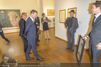 Ausstellungseröffnung Wien um 1900 - Leopold Museum - Fr 15.03.2019 - Thomas KALME übergibt Selbstportrait an Minister Gernot BLÜMEL23