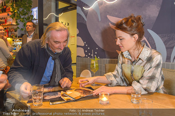 Kinopremiere ´Der Boden unter den Füssen´ - Urania Kino Wien - Do 21.03.2019 - Valerie PACHNER gibt Autogramme16