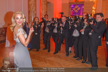 Romy Gala - Party - Hofburg Wien - Sa 13.04.2019 - Silvia SCHNEIDER um ringt von Fotografen, im Blitzlichgewitter5