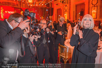 Romy Gala - Party - Hofburg Wien - Sa 13.04.2019 - Erika PLUHAR umringt von Fotografen, Presse46