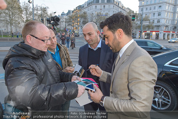 Kinopremiere ´Der Fall Collini´ - Urania Kino Wien - Mo 15.04.2019 - Elyas M´BAREK gibt Autogramme22