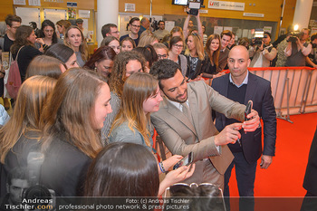 Kinopremiere ´Der Fall Collini´ - Urania Kino Wien - Mo 15.04.2019 - Elyas M´BAREK macht Selfies mit Fans55