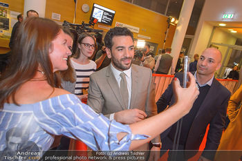 Kinopremiere ´Der Fall Collini´ - Urania Kino Wien - Mo 15.04.2019 - Elyas M´BAREK macht Selfies mit Fans61