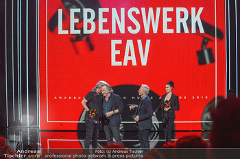 Amadeus Austria Music Awards 2019 - Volkstheater Wien - Do 25.04.2019 - Gert STEINBÄCKER übergibt Award für Lebenswerk an EAV Klaus E293