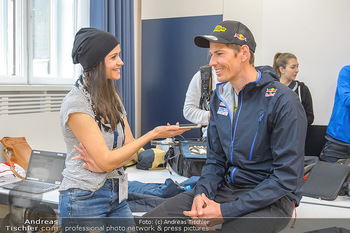 Wings4life world run - Universität Wien - So 05.05.2019 - Julian EBERHARD wird interviewt von Romina COLERUS14