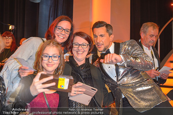 Dancing Stars Finale - ORF Zentrum - Sa 11.05.2019 - Balazs EKKER macht Selfie mit Fans29