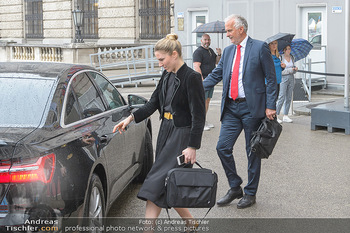 Schwarzenegger für SodaStream - Hofburg Wien - So 26.05.2019 - Josef MOSER verlässt unmittelbar nach dem Misstrauensvotum die 31