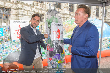 Schwarzenegger für SodaStream - Hofburg Wien - So 26.05.2019 - Arnold SCHWARZENEGGER, Ferdinand BARCKHAHN43