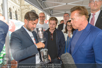 Schwarzenegger für SodaStream - Hofburg Wien - So 26.05.2019 - Arnold SCHWARZENEGGER, Ferdinand BARCKHAHN51