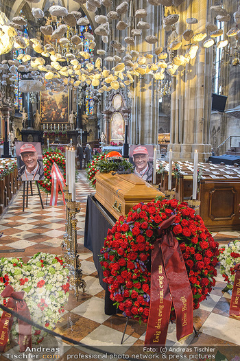 Niki Lauda Requiem - Stephansdom, Wien - Mi 29.05.2019 - Aufbahrung, Sarg mit Lauda-Helm in der Kirche vor dem Altar, Blu7