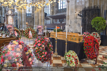 Niki Lauda Requiem - Stephansdom, Wien - Mi 29.05.2019 - Aufbahrung, Sarg mit Lauda-Helm in der Kirche vor dem Altar, Blu8