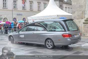 Niki Lauda Requiem - Stephansdom, Wien - Mi 29.05.2019 - Leichenwagen Mercedes mit Glasdach und LED-Innenbeleuchtung152