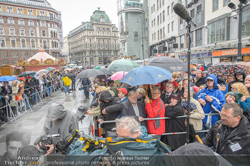 Niki Lauda Requiem - Stephansdom, Wien - Mi 29.05.2019 - Wartende Fans im Regen, Menschenmassen, Zuseher156