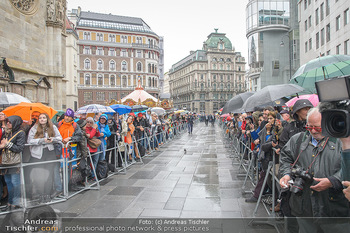 Niki Lauda Requiem - Stephansdom, Wien - Mi 29.05.2019 - Wartende Fans im Regen, Menschenmassen, Zuseher157