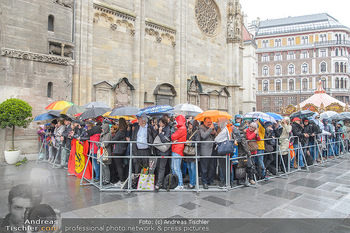 Niki Lauda Requiem - Stephansdom, Wien - Mi 29.05.2019 - Wartende Fans im Regen, Menschenmassen, Zuseher158