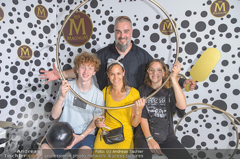 Magnum - House of Play - Palmenhaus Burggarten, Wien - Mo 01.07.2019 - Familie Georgy MAKAZARIA mit Ehefrau Julia, Tochter Marie und de17