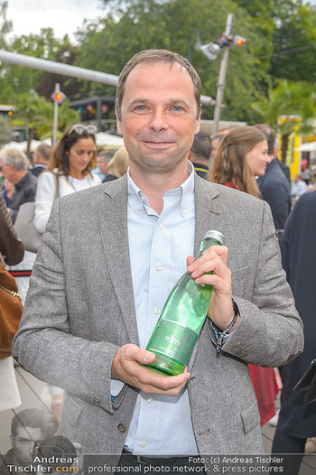 Hill Lounge Opening - Rathaus Wien - Di 09.07.2019 - Philipp BODZENTA mit Römerquelleflasche7