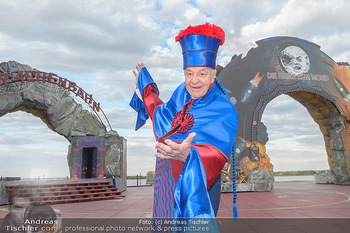 Das Land des Lächelns Premiere - Seefestspiele Mörbisch - Do 11.07.2019 - Harald SERAFIN auf der Bühne im Kostüm des Obereunuchen9