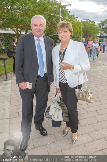 Das Land des Lächelns Premiere - Seefestspiele Mörbisch - Do 11.07.2019 - Hermann SCHÜTZENHÖFER mit Ehefrau Marianne15