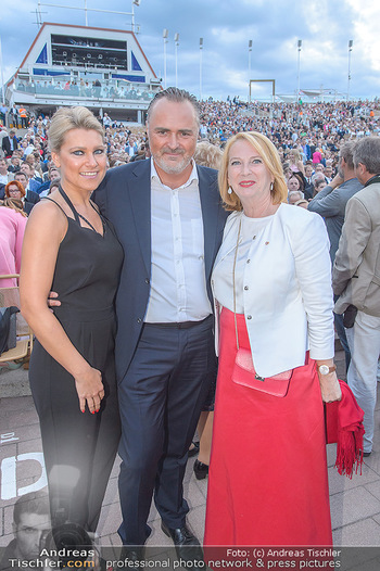 Das Land des Lächelns Premiere - Seefestspiele Mörbisch - Do 11.07.2019 - Hans Peter DOSKOZIL mit Freundin Julia, Doris BURES70