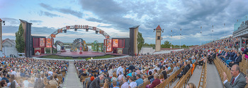 Das Land des Lächelns Premiere - Seefestspiele Mörbisch - Do 11.07.2019 - Seebühne, Bühnenfoto, Kulisse, Bühnenbild, Publikum, Zuschaue85