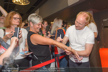 Kinopremiere ´Leberkäsjunkie´ - Cineplexx Donauplex - Do 01.08.2019 - Simon SCHWARZ gibt Autogramme8