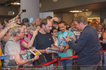 Kinopremiere ´Leberkäsjunkie´ - Cineplexx Donauplex - Do 01.08.2019 - Sebastian BEZZEL gibt Autogramme19