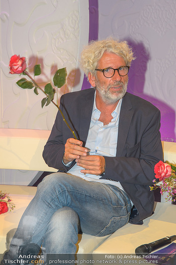 20 Jahre Barbara Karlich Show - ORF Zentrum - Di 03.09.2019 - Dirk STERMANN mit Rose6