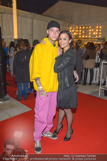 Fashion Week Opening - MQ Museumsquartier, Wien - Mo 09.09.2019 - Romina COLERUS mit Sohn Leon43