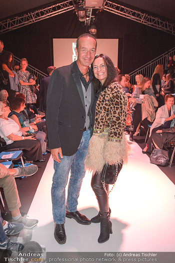 Fashion Week Opening - MQ Museumsquartier, Wien - Mo 09.09.2019 - Michael SEIDA mit Freundin Ulli RUPRECHT69