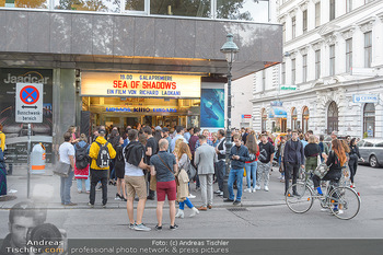 Kinopremiere ´Sea of Shadows´ - Gartenbaukino Wien - Do 12.09.2019 - Fans vor dem Kino, warten auf Leonardo DiCaprio3