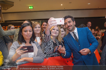 Kinopremiere ´Das perfekte Geheimnis´ - Cineplexx Wienerberg - Do 24.10.2019 - Elyas M´BAREK gibt Autogramme und macht Selfies30