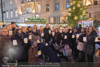 MOMO Lichtaktion - Adventmarkt Freyung Wien - Do 05.12.2019 - Gruppenfoto mit Lichtern mit Martina KRONBERGER-VOLLNHOFER, Vikt7