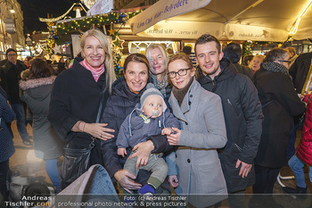 Promis beim Punsch Ausschenken - Am Graben und Freyung, Wien - Fr 20.12.2019 - Die Schwestern Claudia und Barbara STÖCKL und Sabine KRAUSZ mit2