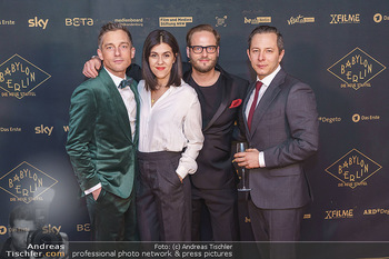 Premiere ´Babylon Berlin´ - Kattus Sektkellerei, Wien - Di 21.01.2020 - Volker BRUCH, Trystan PÜTTER, Daniela GOLPASHIN mit Ehemann Dom81