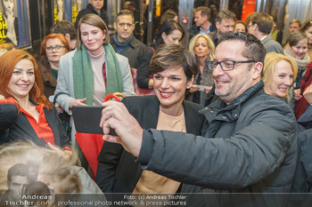 Die Dohnal Kinopremiere - Gartenbaukino Wien - Mi 12.02.2020 - Pamela RENDI-WAGNER macht Selfie mit Fan16