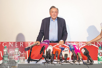 PK: Nicht-Verkündung des Stargasts - Lugner City, Wien - Do 13.02.2020 - Richard LUGNER vor vielen Mikrofonen und Journalisten10