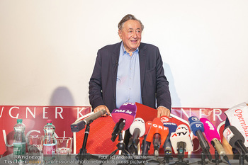 PK: Nicht-Verkündung des Stargasts - Lugner City, Wien - Do 13.02.2020 - Richard LUGNER vor vielen Mikrofonen und Journalisten11