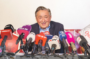 PK: Nicht-Verkündung des Stargasts - Lugner City, Wien - Do 13.02.2020 - Richard LUGNER vor vielen Mikrofonen und Journalisten - noch gut13
