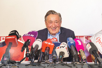 PK: Nicht-Verkündung des Stargasts - Lugner City, Wien - Do 13.02.2020 - Richard LUGNER vor vielen Mikrofonen und Journalisten - noch gut14